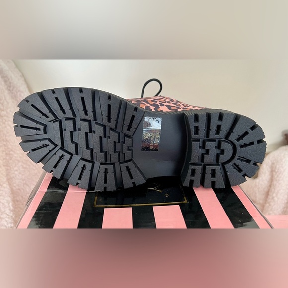 NIB Dolls Kill Lady GoDiva Pounce Away Oxfords Satin Leopard & Crystal Accents - Picture 10 of 14